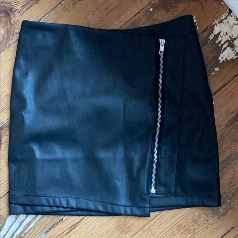 Lulu’s Faux Leather Zipper Skirt